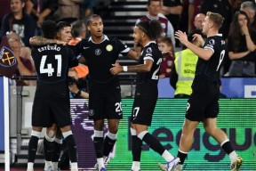 开云体育下载-包含反败为胜首场状态出色，切尔西观众沸腾！，Ning重返赛场观众掌声雷动的词条